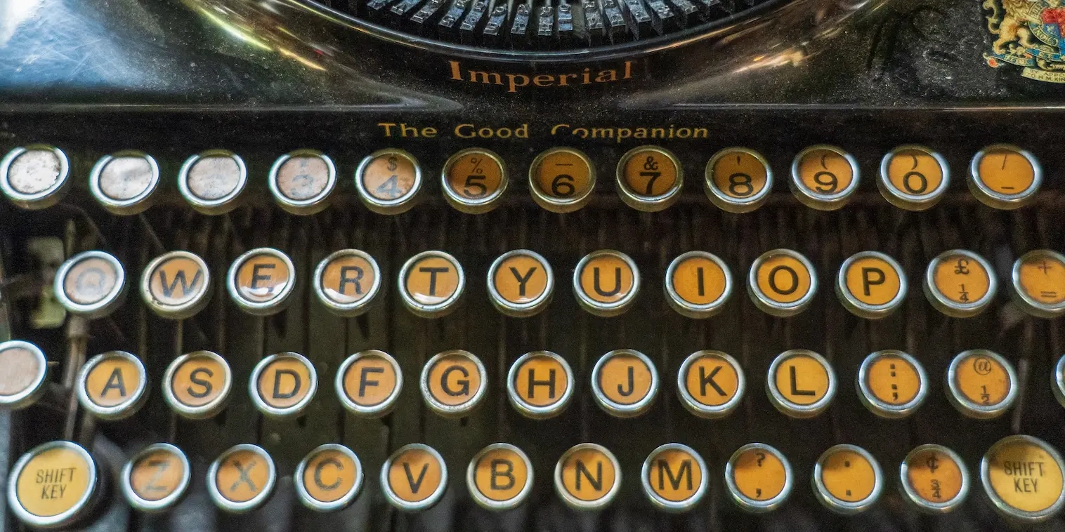 Zbliżenie na klawisze zabytkowej maszyny do pisania Imperial z oryginalnym układem QWERTY