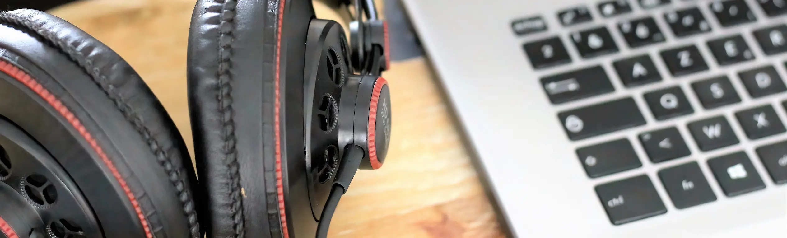 Biurko ze słuchawkami i laptopem